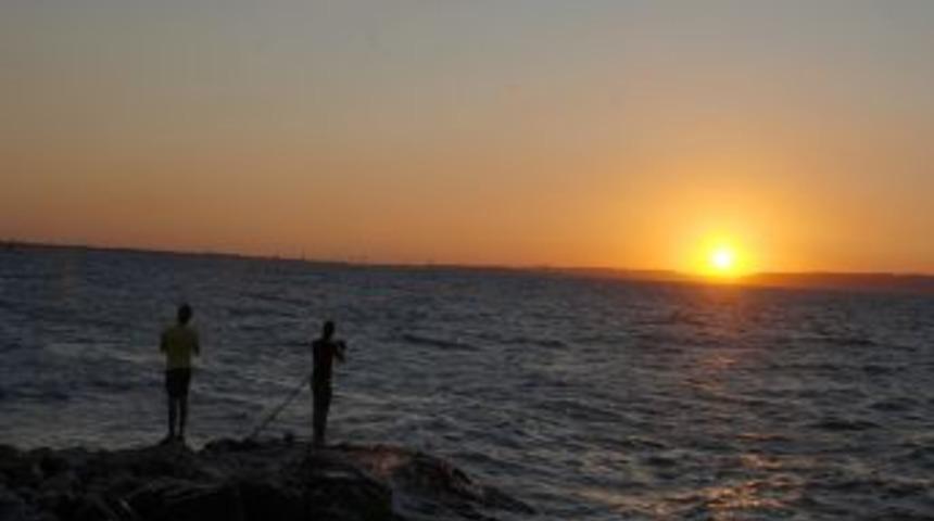 Karam&uuml;rsel Altınkemer Plajı&rsquo;nda G&uuml;n Batımı