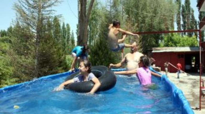 Sıcaklar Bunaltınca Römorku Havuz Yaptılar