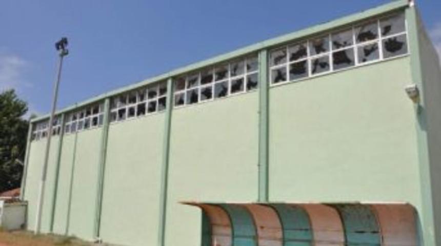 Belediyenin Spor Tesisine &Ccedil;irkin Saldırı