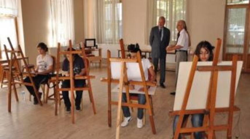 Başkan Okay, Resim At&ouml;lyesini Ziyaret Etti