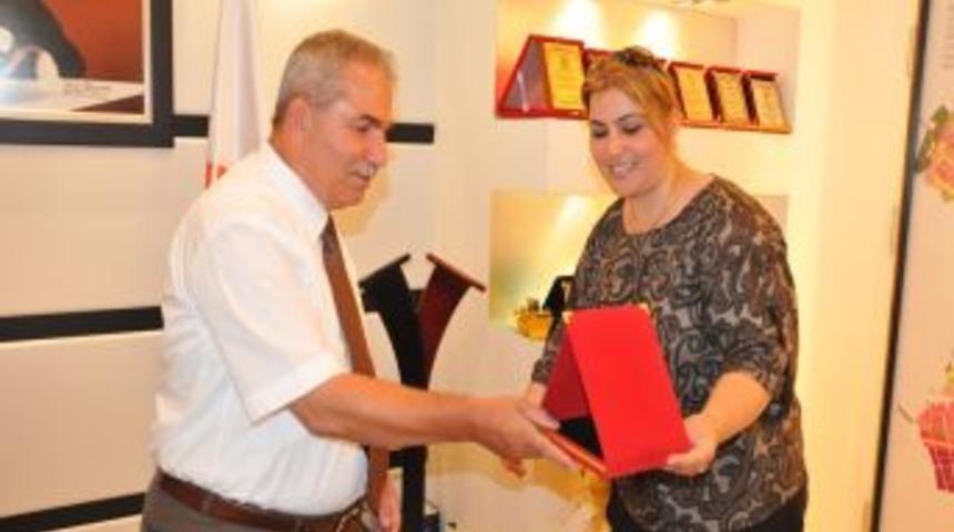 Gazi Paşa İlk&ouml;ğretim'den Başkan Demirtaş'a Teşekk&uuml;r Plaketi