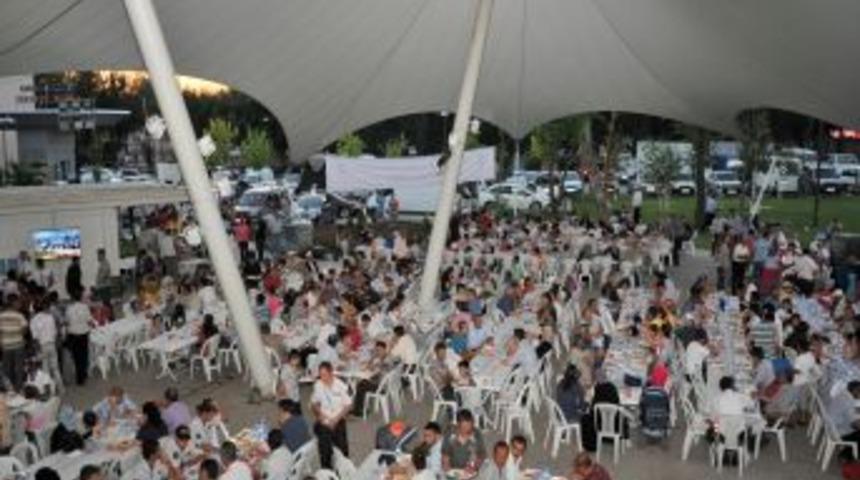 Ankara'da Iftar &Ccedil;adırları B&uuml;y&uuml;k Ilgi G&ouml;r&uuml;yor