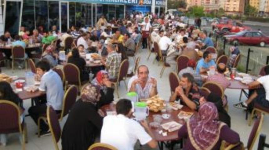 Rize Belediyesi&rsquo;nin Geleneksel Hale Getirdiği Ramazan &Ccedil;adırları İftarda Binlerce Kişinin Buluşma Noktası Oldu