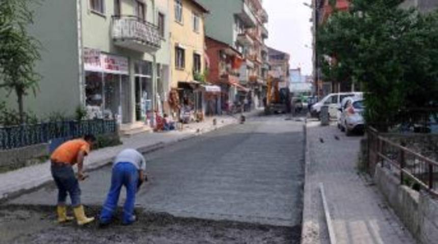 İzmit'te Asfalt &Ccedil;alışmaları S&uuml;r&uuml;yor