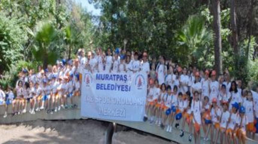 K&uuml;&ccedil;&uuml;k Sporcular Hayvanat Bah&ccedil;esini Gezdi