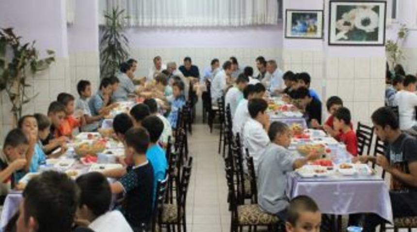 Kuran&rsquo;ı Kerim Okumayı &Ouml;ğrenen &Ccedil;ocuklar Iftarda Buluştu