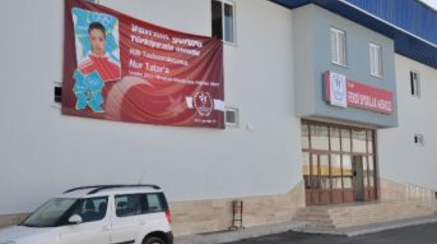 Vanlı Milli Sporcu Nur Tatar&rsquo;a Pankartlı Destek