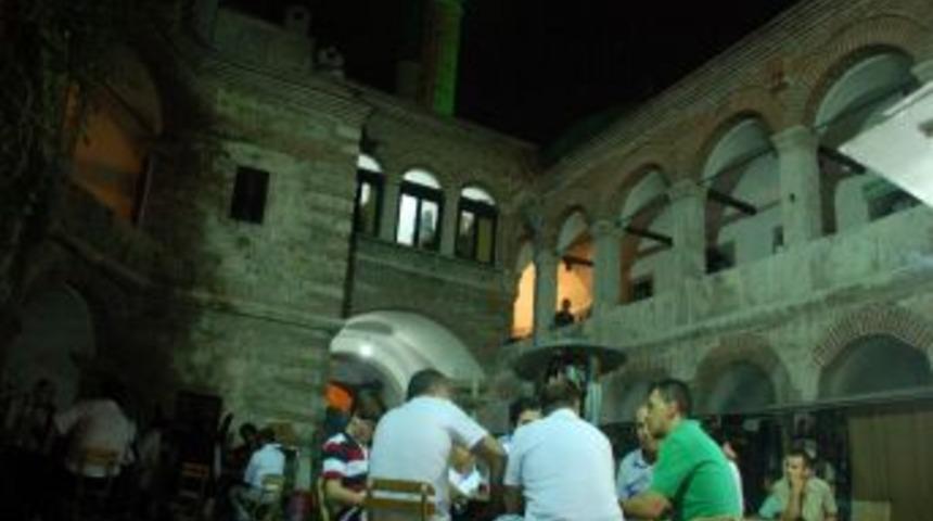 Asırlık Taşhan'da, Teravih Namazlarından Sonra &Ccedil;ay Sohbetleri Yapılıyor