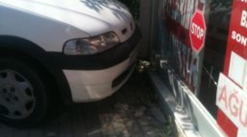 Yoldan &Ccedil;ıkan Ara&ccedil;, S&uuml;r&uuml;c&uuml; Kursuna Daldı, Kameralar Saniye Saniye G&ouml;r&uuml;nt&uuml;ledi