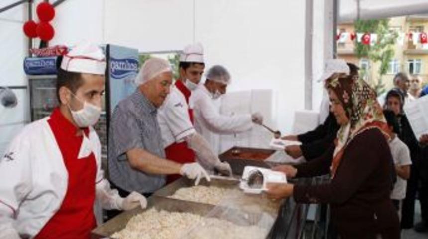 Yenimahalle'de Iftar Sofraları Her Akşam Binlerce Kişiyi Buluşturuyor