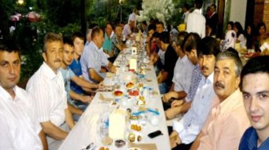 Yardımlaşma Derneğinden &Uuml;ye Ve Burslu &Ouml;ğrencilere İftar