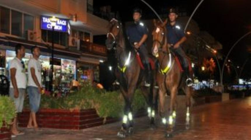 Atlı Jandarma Timi Turistlerin İlgi Odağı