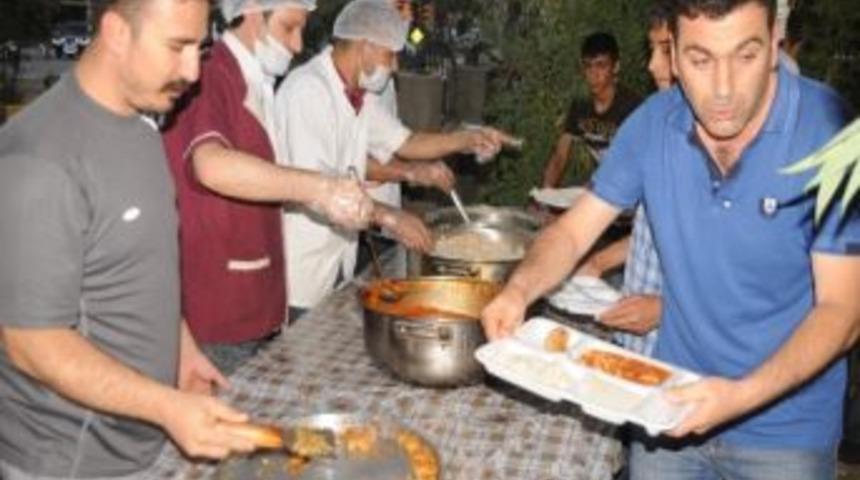 Cizre Belediyesi 500 Kişilik İftar &Ccedil;adırı A&ccedil;tı