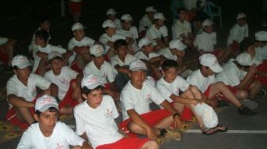 Depremzede &Ccedil;ocuklar İftar Yemeğinde Moral Buldu