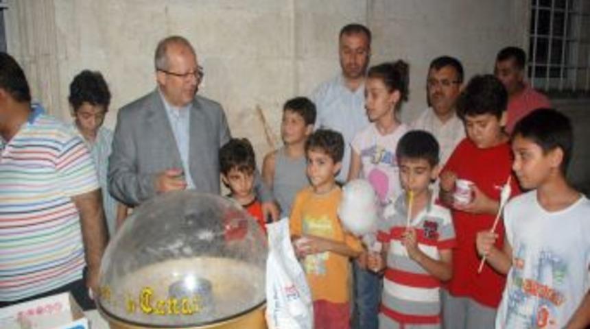 Adana'da Teravih Sonrası &Ccedil;ocuklara Dondurma
