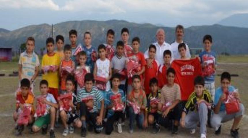 Başkan Akpınar&rsquo;dan Minik Futbolculara Forma