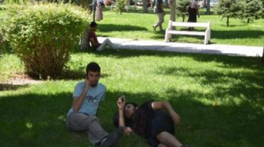 Kayseri&rsquo;de Vatandaşlar G&ouml;lgede Serinliyor