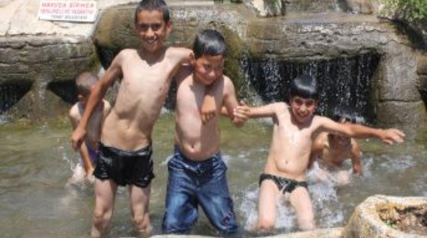 S&uuml;s Havuzunda Serinleyen &Ccedil;ocuklar, Tehlikeye Aldırış Etmiyor