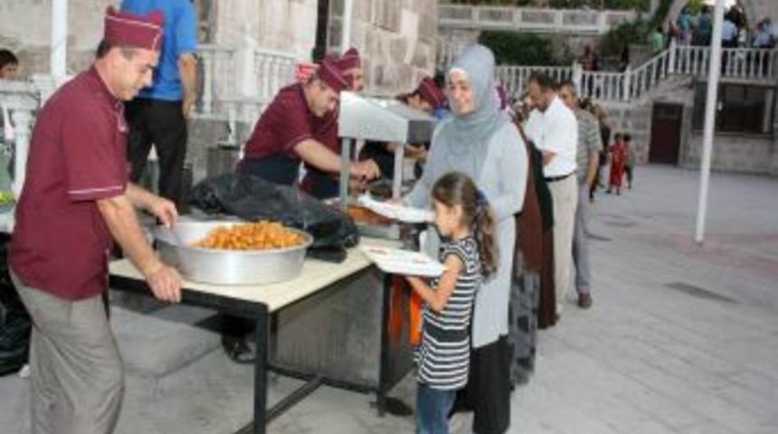 Aksaray Belediyesi Iftarları Tarihi Medresede Veriyor