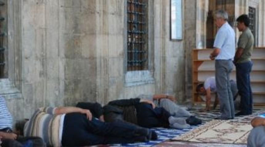 Sıcak Havadan Bunalanlar Cami Avlusunda Şekerleme Yaptı