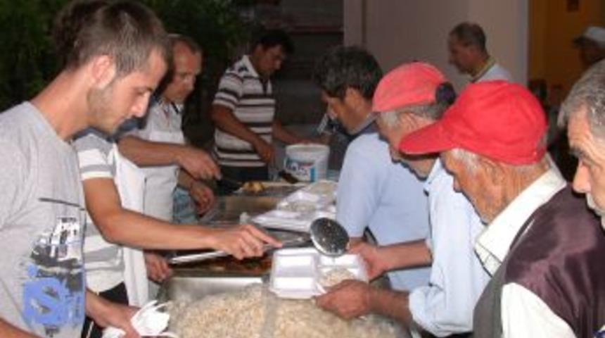 Bakır&ccedil;ay Sanayici Ve İşadamları Derneği &Uuml;&ccedil; Iftar &Ccedil;adırı Kurdu