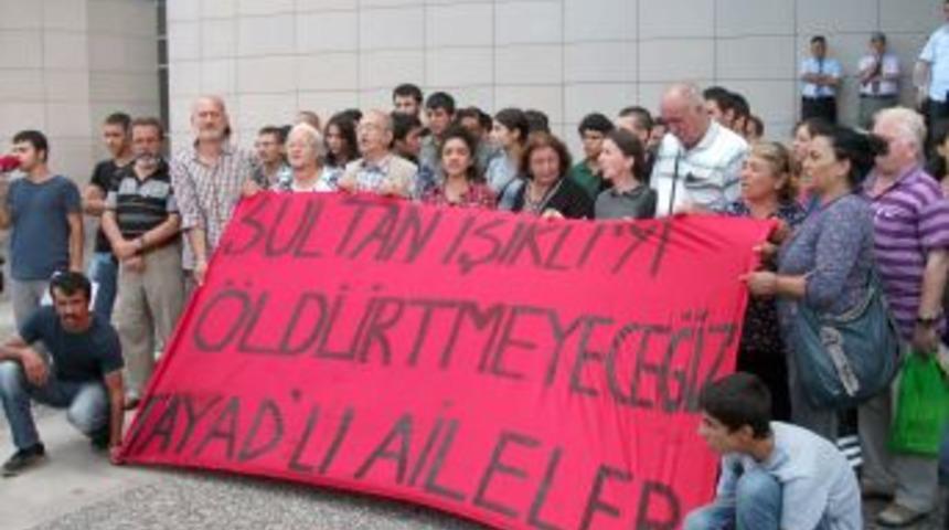 İstanbul Adliyesi &Ouml;n&uuml;nde Sultan Işıklı Protestosu