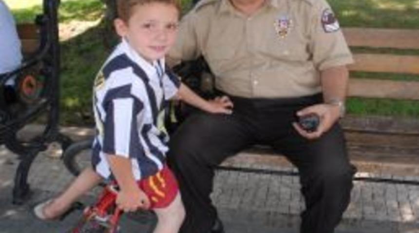 Parkta Bulunan &Ccedil;ocuk Polise Teslim Edildi