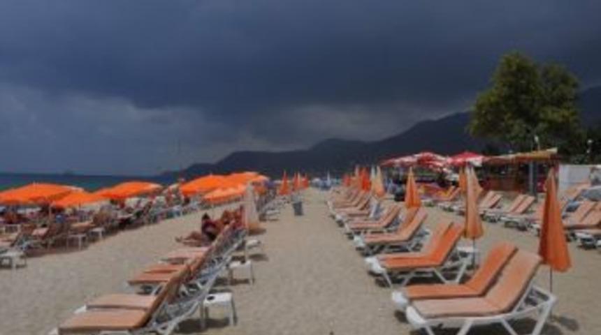Yağmur Yağdı, Plajlar Bomboş Kaldı