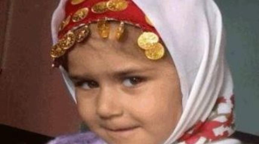 Rize&rsquo;nin Ardeşen İl&ccedil;esinde &Ccedil;ıkan Yangında Hayatını Kaybeden Minik Hanife Toprağa Verildi