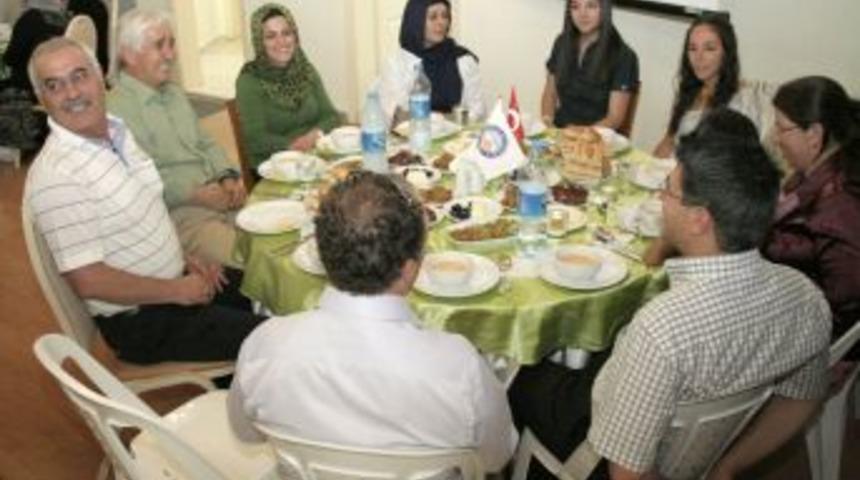 Başkan Herdem Amerikalı &Ouml;ğrencileri Iftar Sofrasında Ağırladı