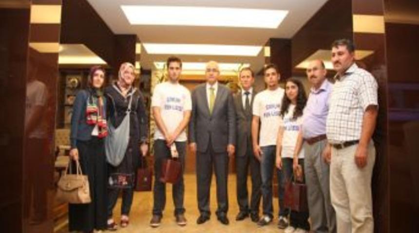 Vali &Ccedil;akır, Başarılı &Ouml;ğrencileri Hitit Altını Ile &Ouml;d&uuml;llendirdi