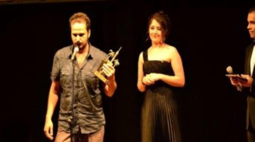 Bornova Belediyesi Şehir Tiyatrosu (bbşt) Oyuncuları, 3. Sahne Tozu Tiyatro Yarışması'nda &Uuml;&ccedil; Ayrı Dalda &Ouml;d&uuml;l Aldı..