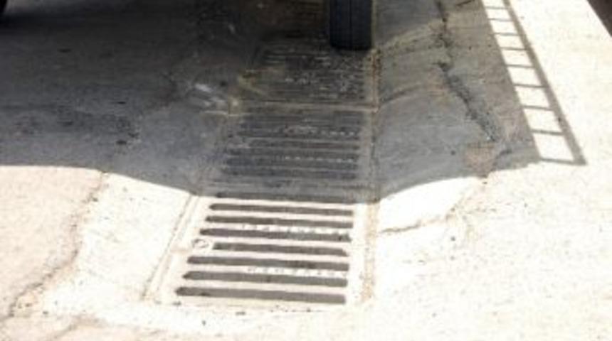 Sıcaklarla Birlikte Kanalizasyon Şebekesinden Gelen Kokular Yayılıyor