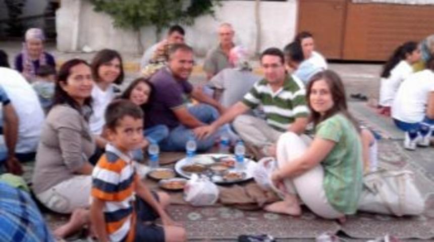 Burhaniye&rsquo;de Ak Partililer İftara Katıldı