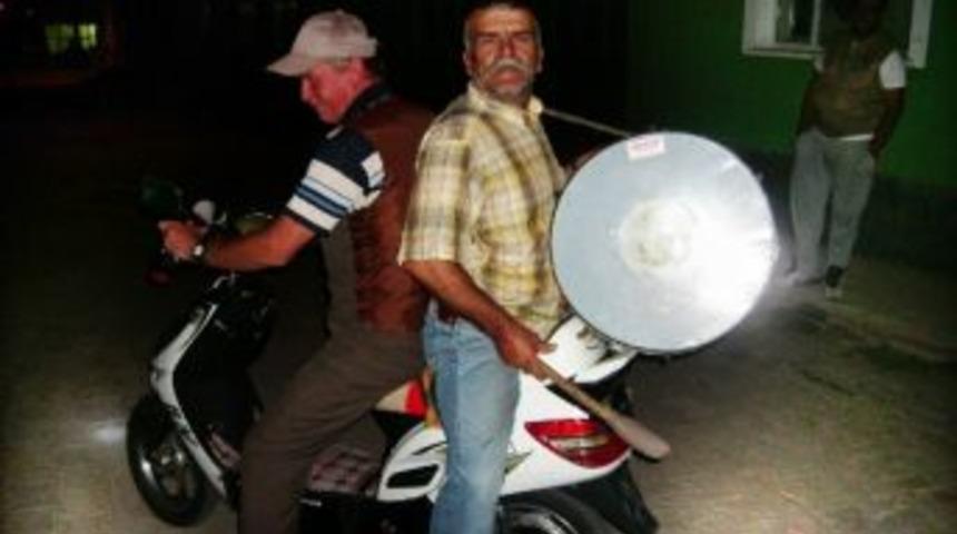 Elektrikli Bisiklet &Uuml;zerinde Davul &Ccedil;alıyorlar