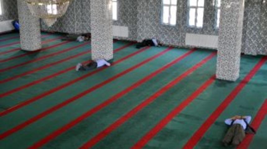 Şırnak'ta Sıcaktan Bunalan Vatandaşlar İftarı Camilerde Bekliyor