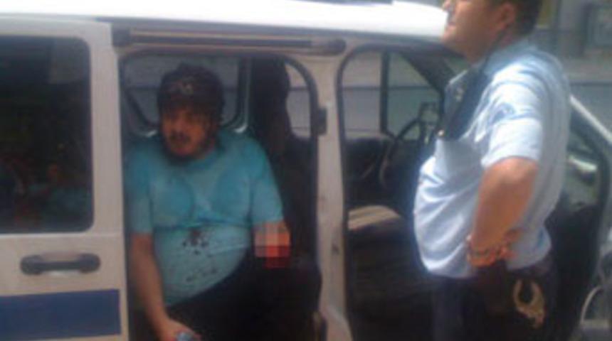 Satırla bileğini kesti