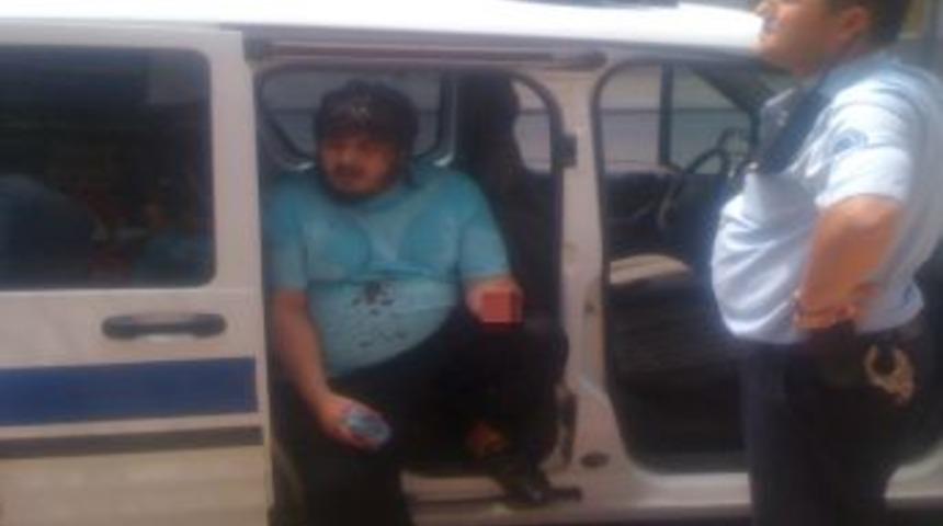 Elini Satırla Kesti, Yürümeye Devam Etti