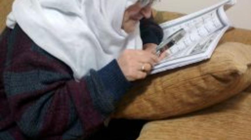 65 Yaşında Büyüteçle Kur'an Öğrendi