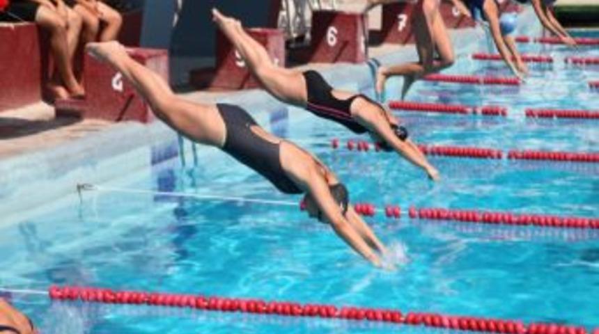 Havuzda Birbirine Rakip Oldular