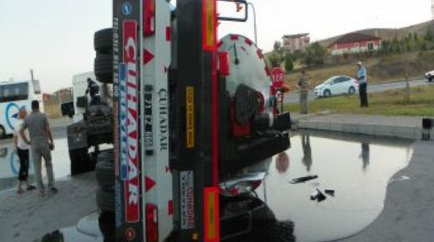 Devrilen Tankerden Yola 20 Ton Sıcak Asfalt Döküldü