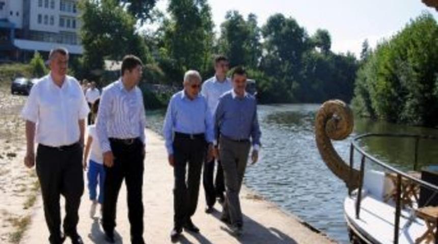 Ekrem Erdem Tekne İle Irmak Da Gezdi