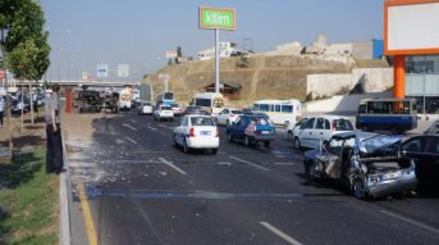 Otomobile &Ccedil;arpan Kum Y&uuml;kl&uuml; Kamyon Devrildi: 3 Yaralı