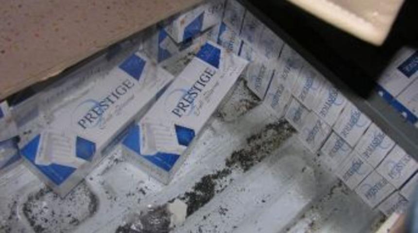 Yolcu Minib&uuml;s&uuml; S&uuml;s&uuml; Verilen Ara&ccedil;taki Zulalardan Ka&ccedil;ak Sigara Fışkırdı