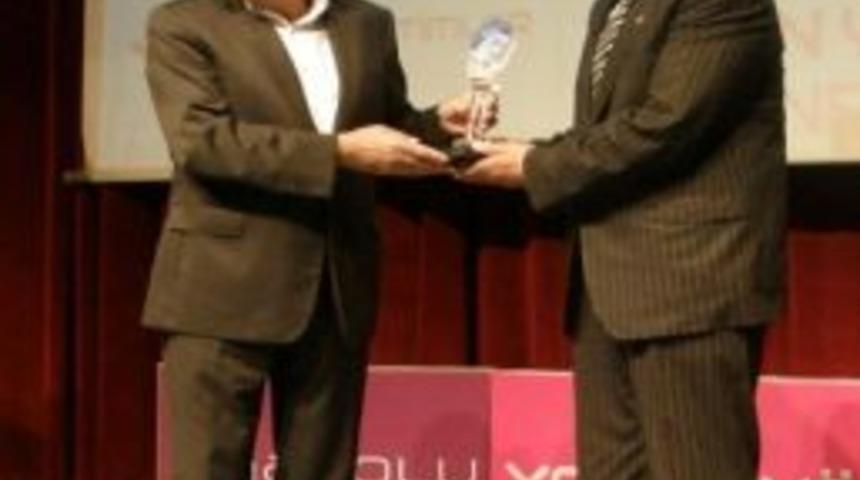 Başkan Samur&rsquo;a Yılın İl&ccedil;e Belediye Başkanı &Ouml;d&uuml;l&uuml;