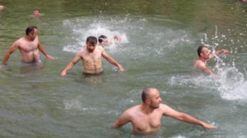 Hakkarili Gen&ccedil;ler, Serinlemek İ&ccedil;in Şile Deresi'ne Akın Ediyor