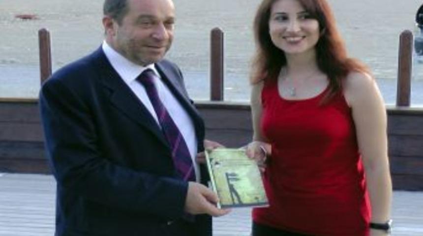 Mine Alpan İlk Kitabını &Ccedil;ıkardı