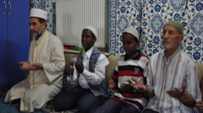 Somalili Aileye Cami Cemaati Sahip Çıktı