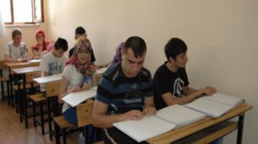 Kayseri&rsquo;de Amalar Kabartma Harflerle Kuran &Ouml;ğreniyor