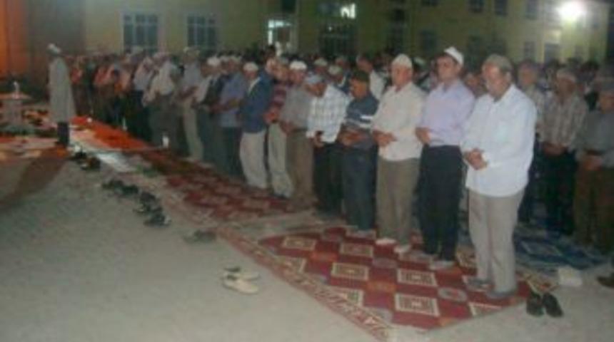 Camileri Depremde Hasar G&ouml;ren &Ccedil;itg&ouml;l'de Okul Bah&ccedil;esinde Teravih Kılınıyor